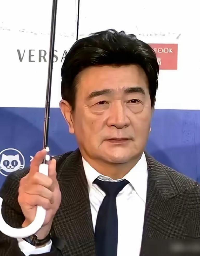 周里京在他最红的时候天塌了，当年他拍完戏回家，妻子在家被砍死，被害经过曝光周里