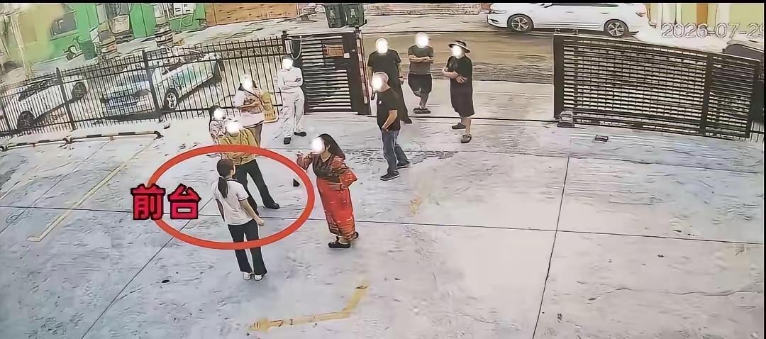 新疆酒店事件大反转！一开始大家都心疼游客指责酒店，直到监控曝光真相。一行人霸占酒