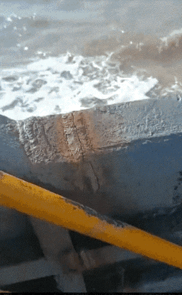 快讯！快讯！船出海已有个把小时了，此时发现船的连接处出现严重缝隙，心中纠结着该