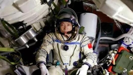 2003年，杨利伟完成载人航天任务后，拿到了国家的上亿现金奖励？其实退休之后没有