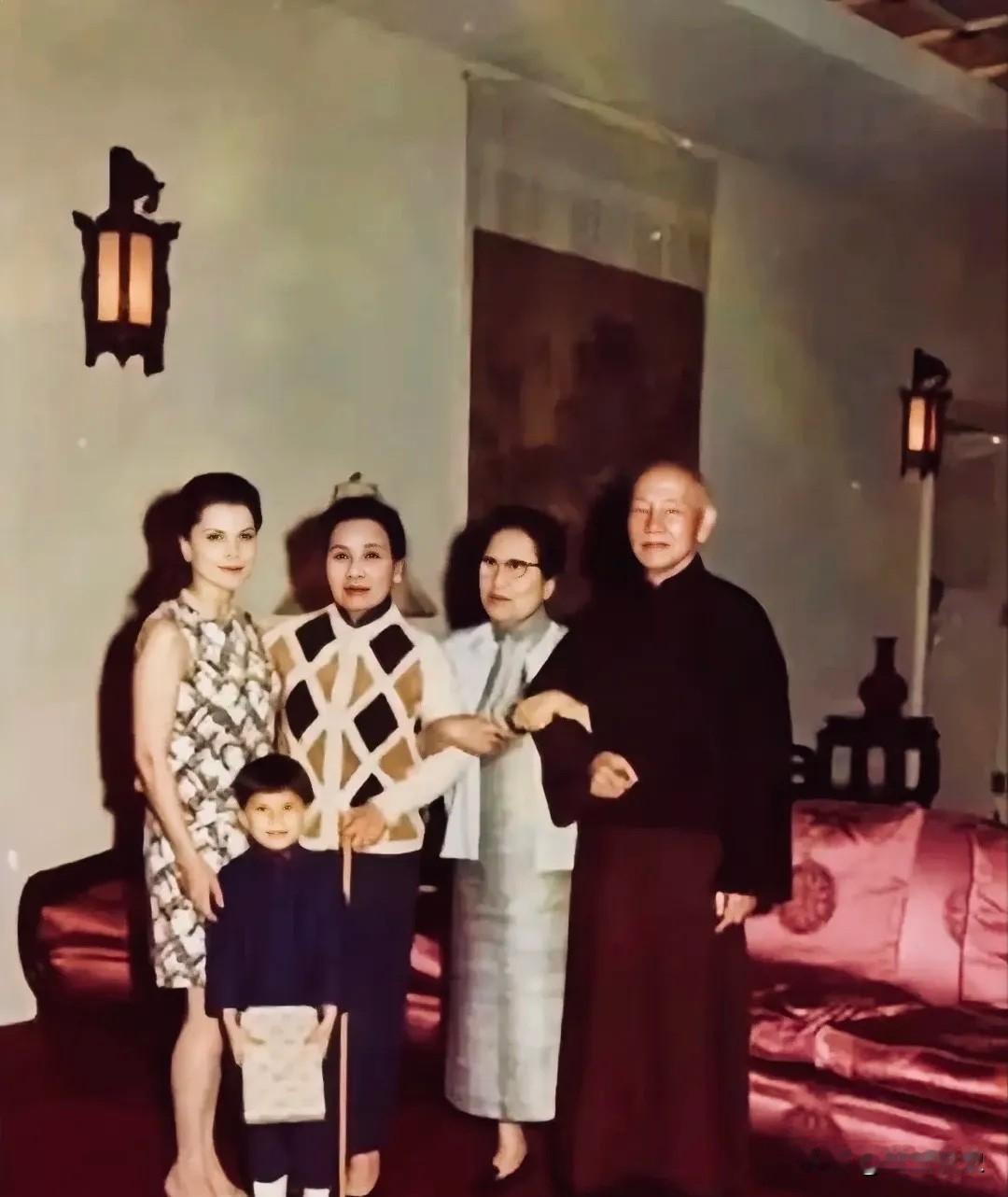 1969年7月，台湾。宋霭龄正在筹办自己的八十大寿，难得留下一张合影。照片里