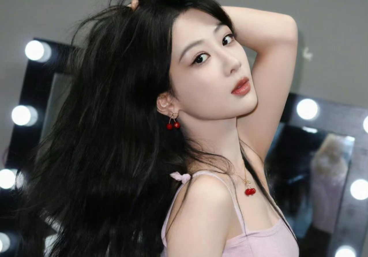 这几年杨紫的状态真肉眼可见，松弛自信大气！​​​