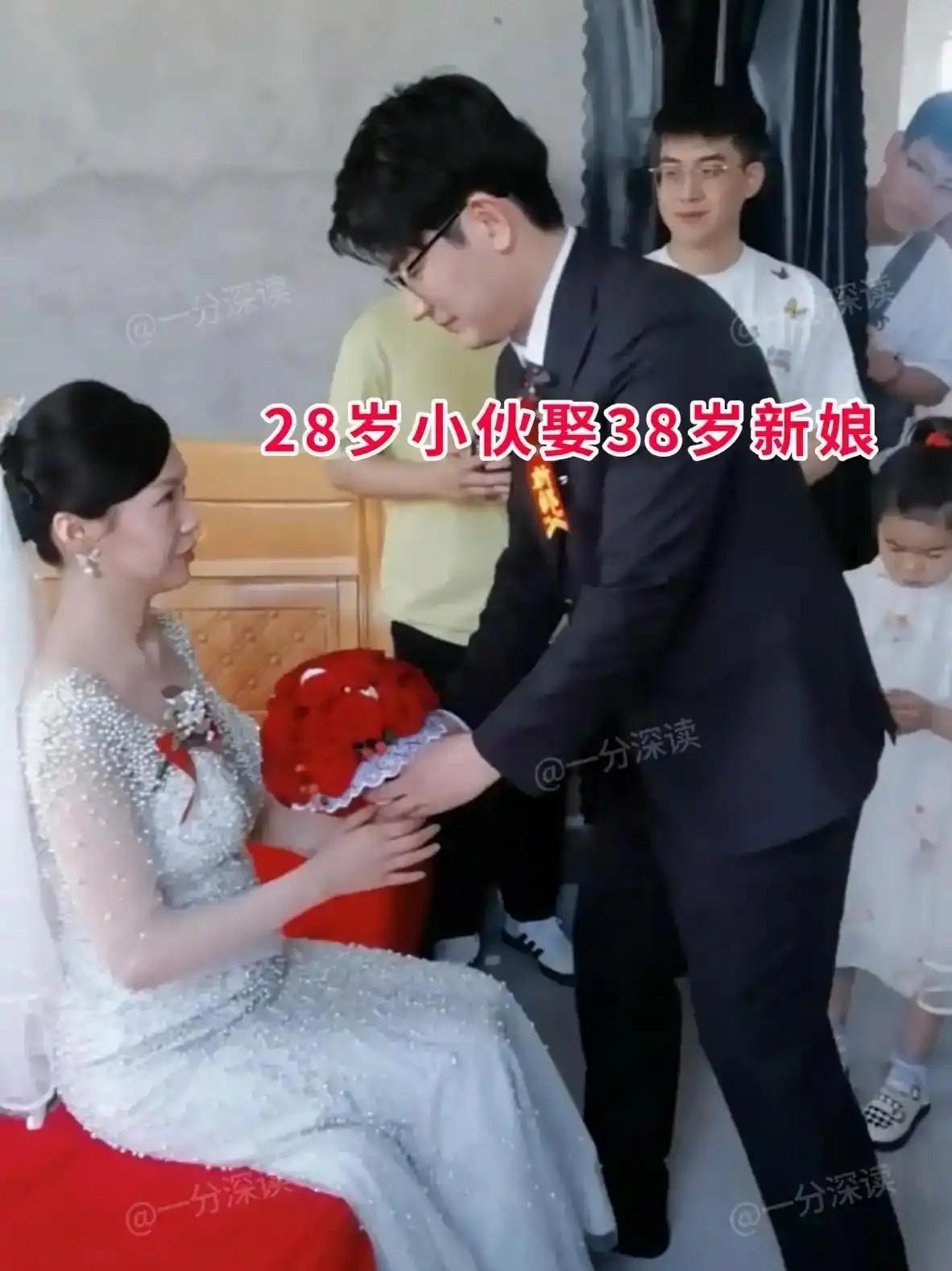 28岁的新郎，满心欢喜来迎娶38岁的新娘。接过手捧花的那一刻，他再也藏不住心底的