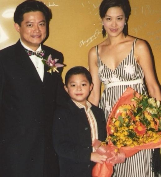 曾经恩爱的一家人，妻子美丽知性、端庄秀丽，儿子英俊潇洒！但他们的婚姻持续了26年