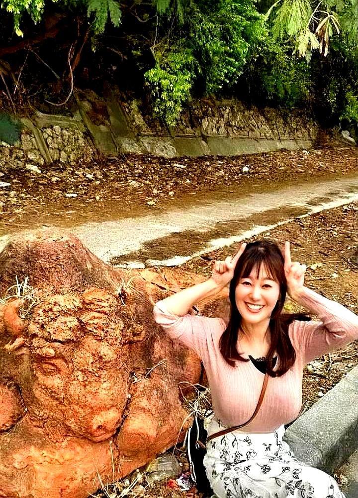 当年被投诉“教坏小孩”，只因她胸大穿吊带。电视台找她谈话，让她注意形象。