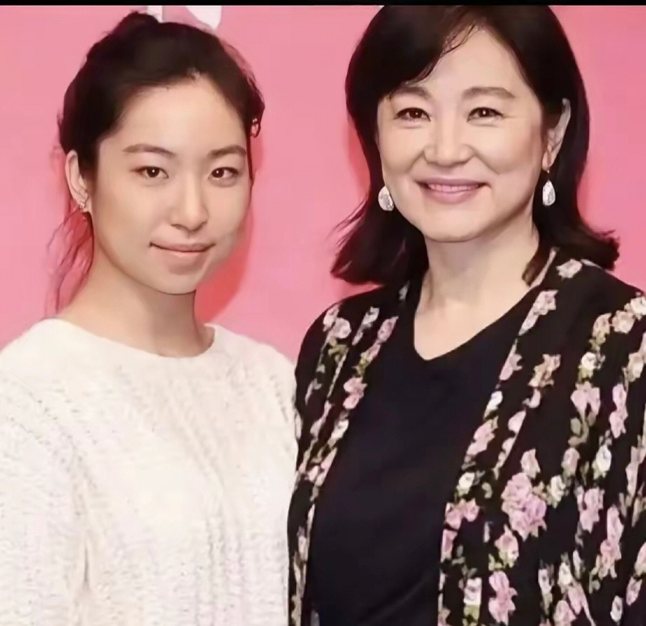 林青霞大女儿邢爱林和外婆麻兰英很像的长相，虽然不如妈妈惊艳，但是她的五官端庄大气