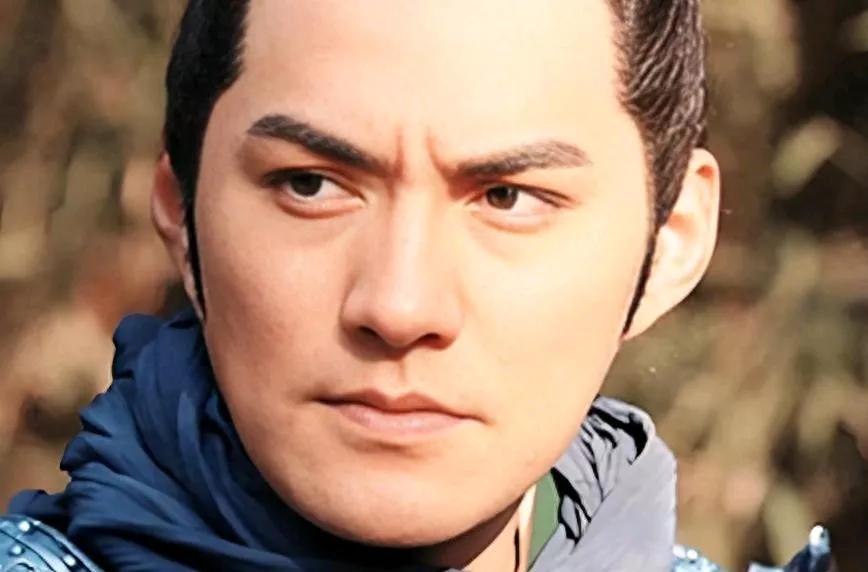 表弟罗成在战场上被乱箭射死。秦琼收尸时发现他手里攥着片黄色布料，认出那是秦王李世