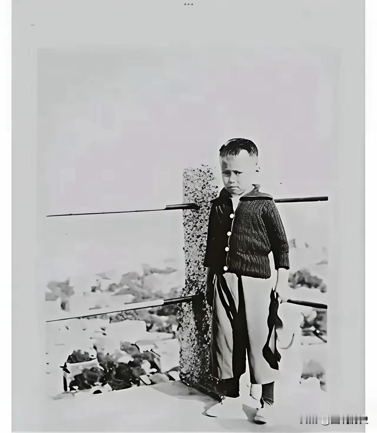 这张老照片你肯定没见过！这张老照片拍摄于1929年，一位7岁的少年在厦门留下