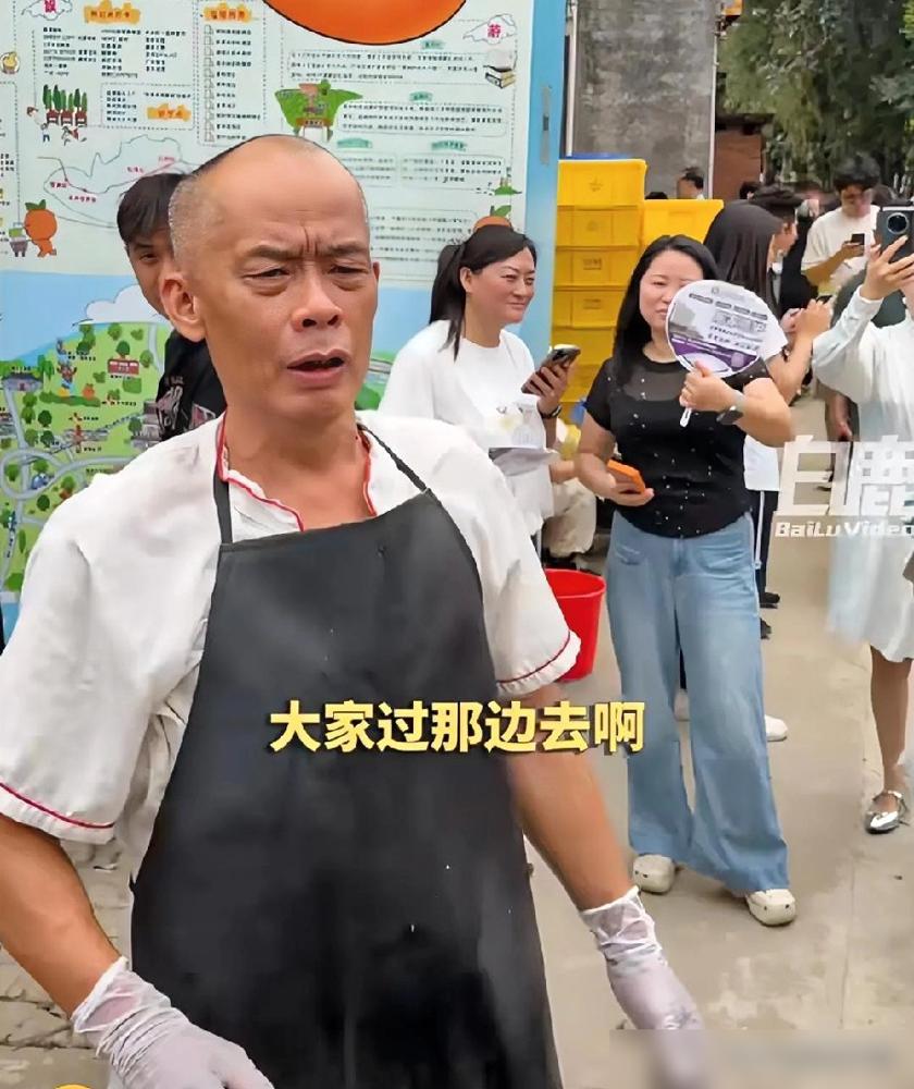 你真以为佛山那个鸡煲老板在赶客？错了。他不是在做生意，是在筛选信徒。一句