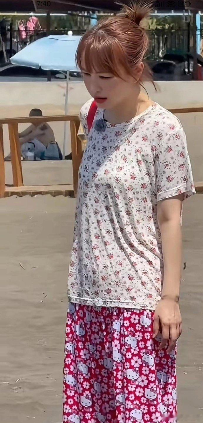 吴昕这身奶奶装超接地气，花裤花半袖似寻常老人装扮。面料透气，夏日穿舒适，她穿着得