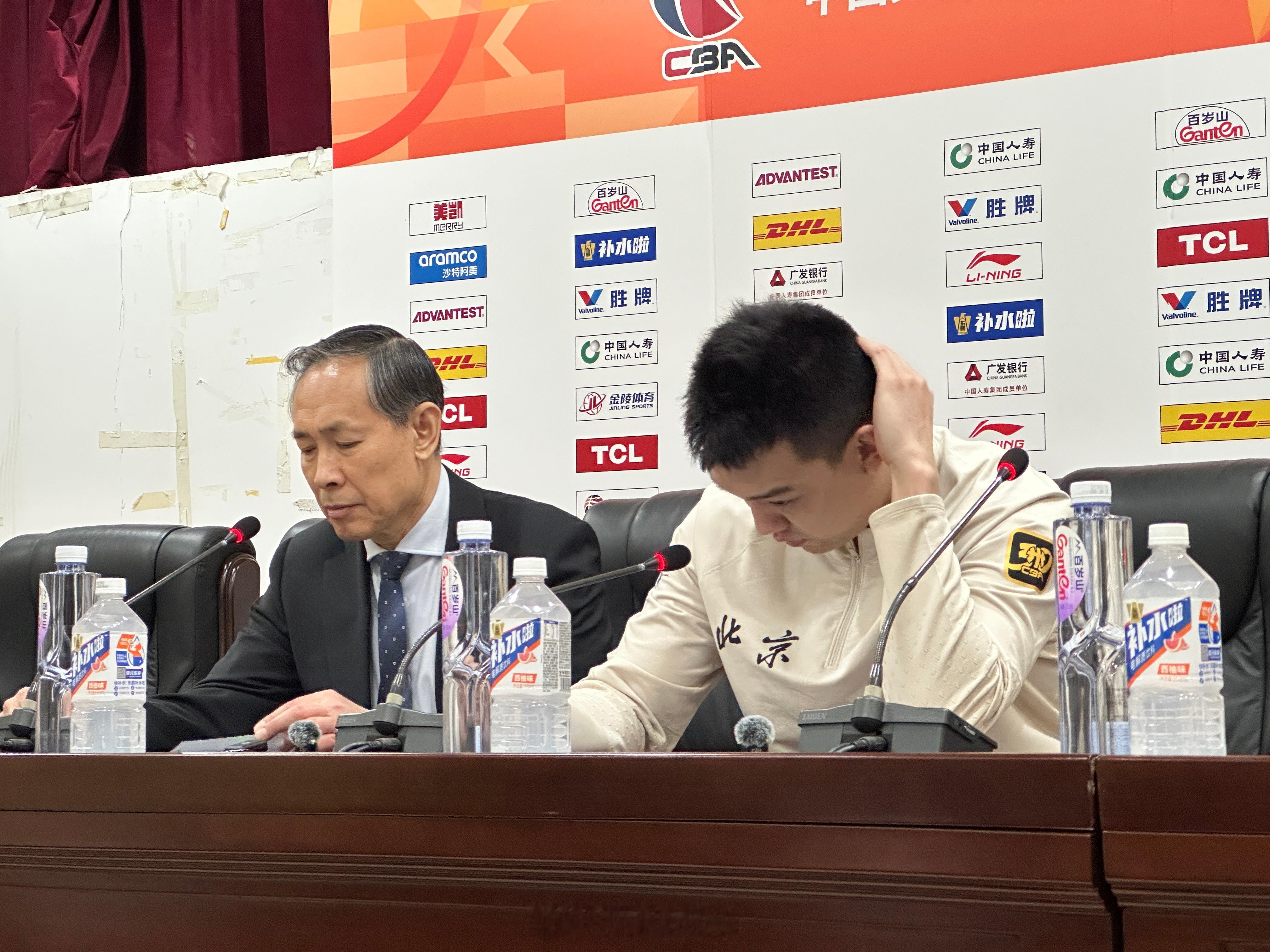天津男篮vs北京男篮赛后发布会，首钢迟迟没来，天津先开的。。。许导的总结有点长