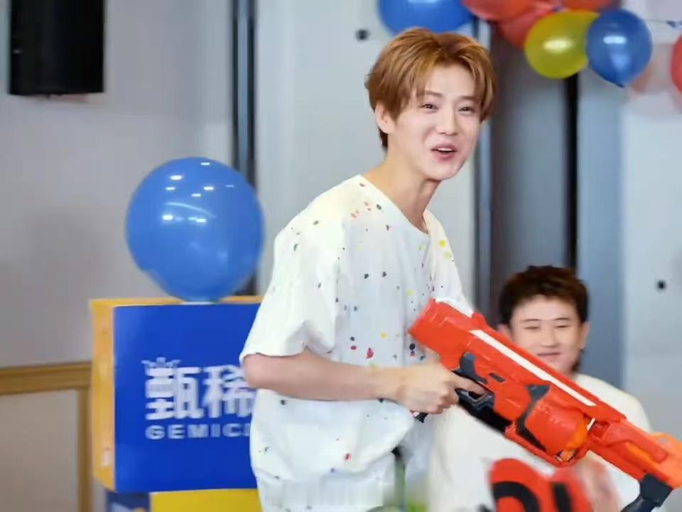 李小冉选鹿晗鹿晗都听李小冉的哈哈哈哈哈李小冉选鹿晗当队友太有眼光，鹿晗全程乖乖
