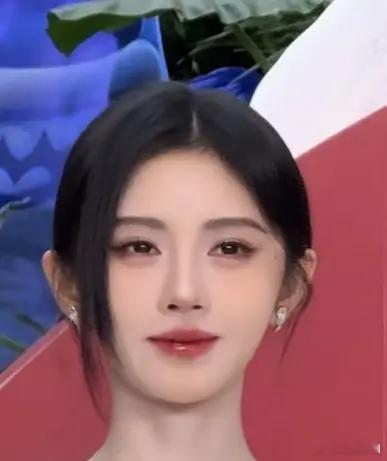 鞠婧祎的耳朵是做的吗