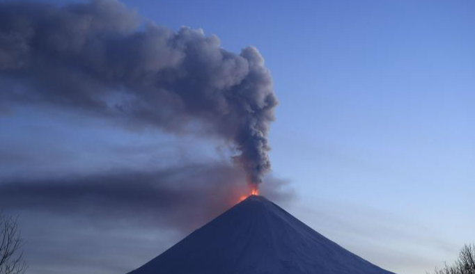 堪察加半岛的克柳切夫火山爆发了，这座4750米高的亚洲第一火山，被昨天的强震唤醒