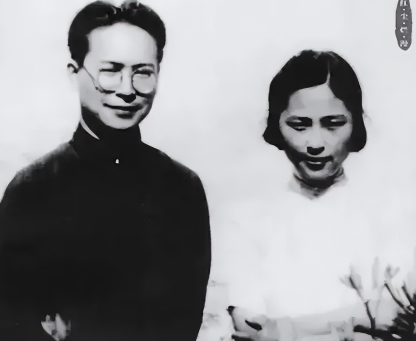 1949年，沈从文喝下煤油割腕自杀，被救下后，他想要拉着妻子张兆和的手，妻子却甩