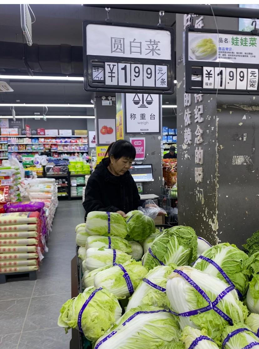 太原今年初冬的菜价涨的很凶，天气也不冷，没人愿意倒贩菜，连白菜、土豆、茴子白都不