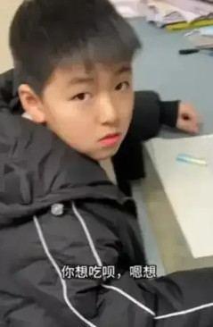 不是生父胜似生父！2月17日，江苏一小男孩跟着母亲改嫁！有了新妹妹，因为眼馋所以