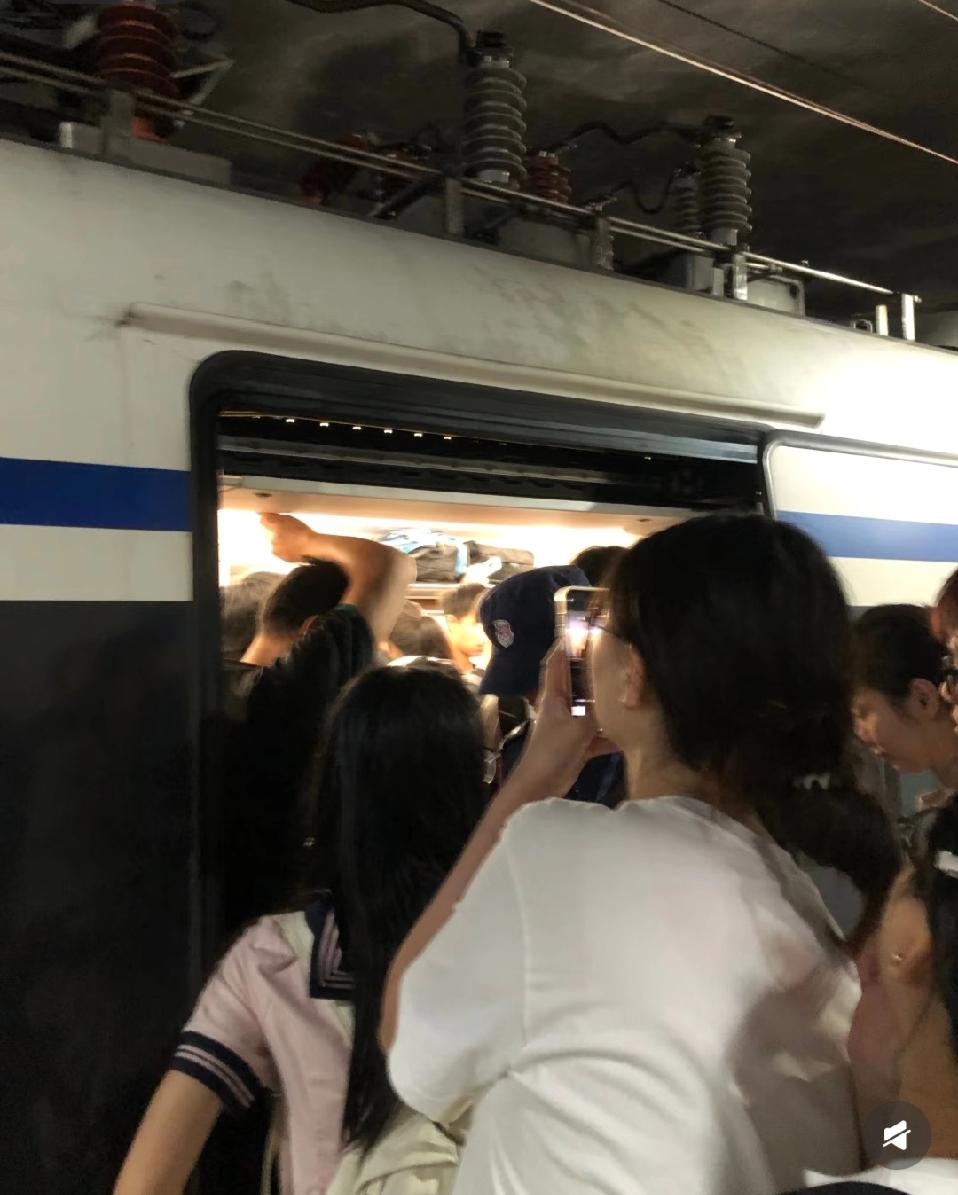 广东城际上演丧尸围城！国庆第一天，广东城际彻底杀疯了！惠州往肇庆的早班车，