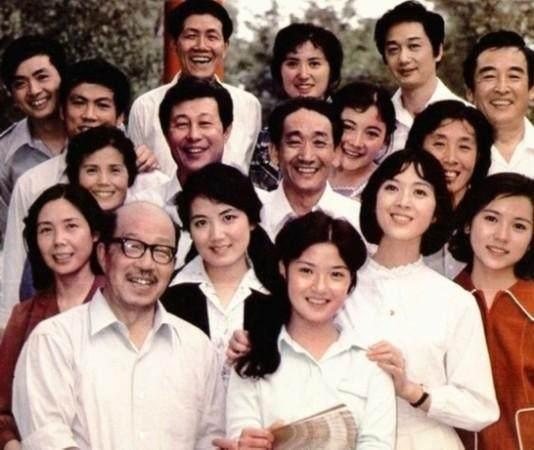 80年代，老一辈表演艺术家合照：我一眼就认出了皓肤如玉的龚雪，明眸善睐的李秀明，