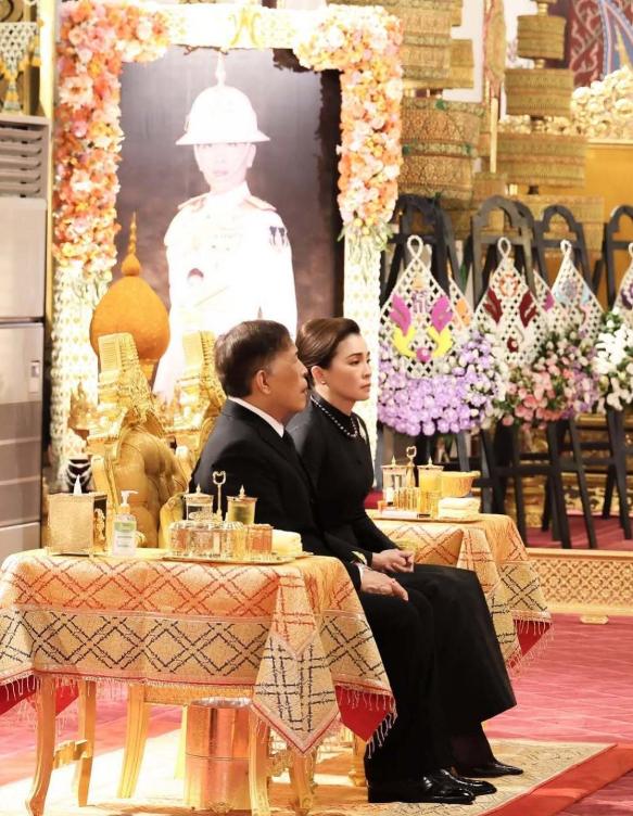 帕查拉公主葬礼第二天，泰王夫妇出席功德仪式，帕查拉公主的遗像照曝光，又美又飒！从