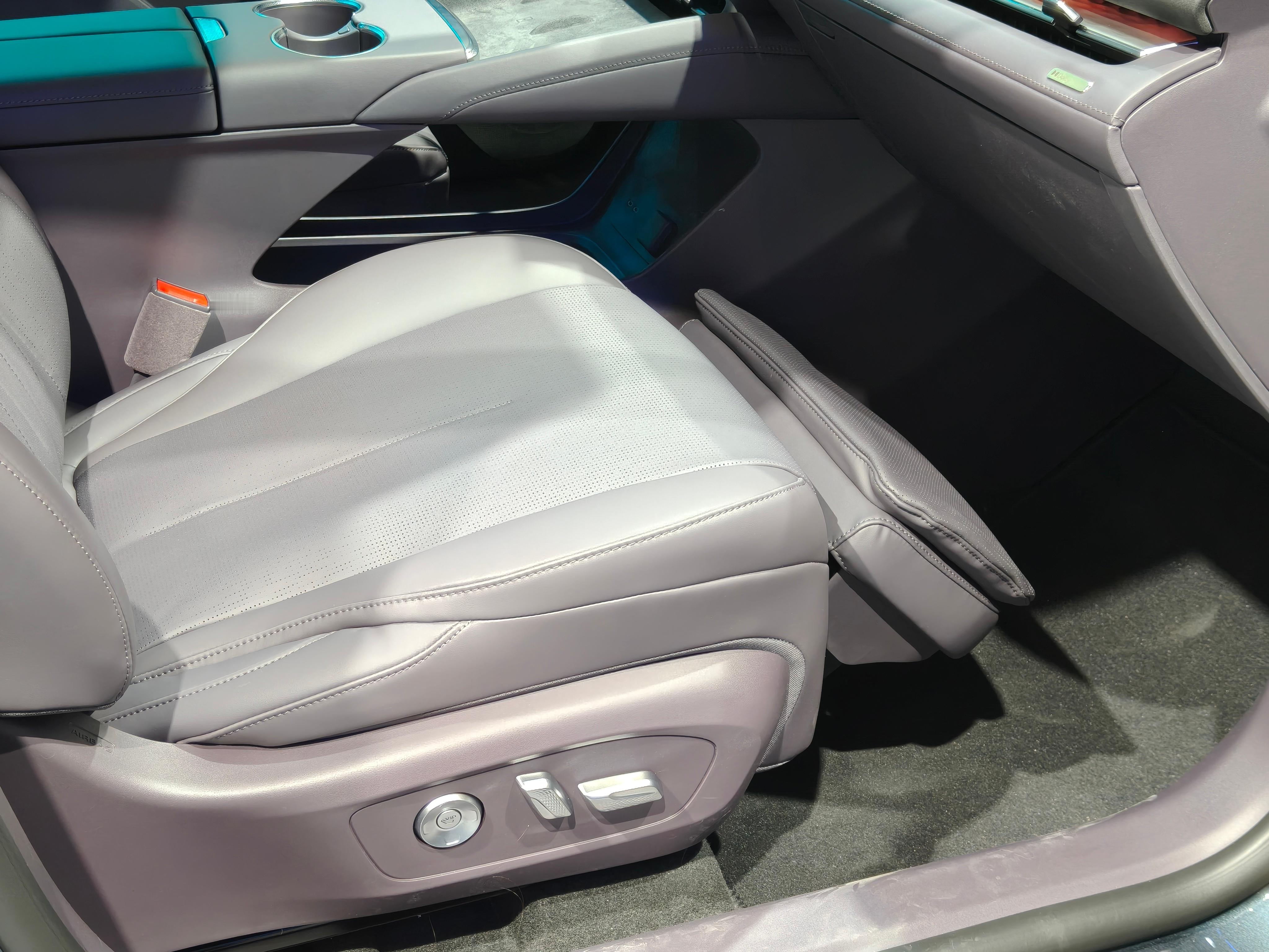 别克在北京车展前夕正式推出至境E7，三款车型上市权益价分别从15.49万到19.