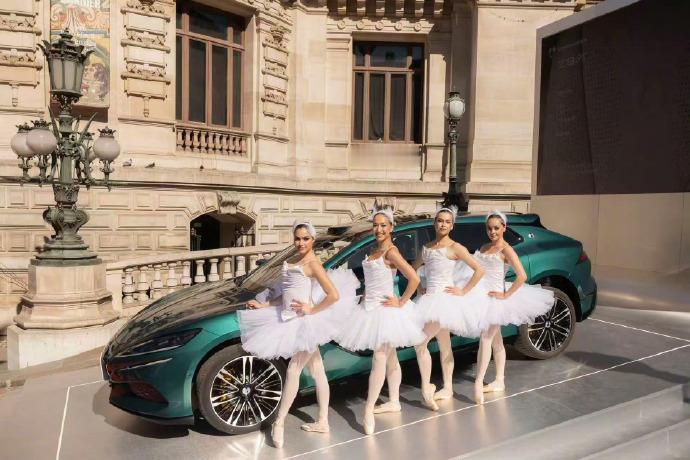 国产车在欧洲卖得比国内贵好几倍，还有人抢着买单？腾势刚在巴黎歌剧院搞了场发布会，