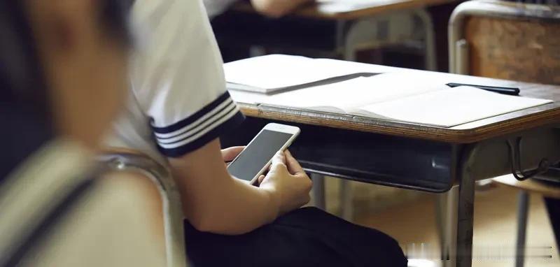 教育反思录（1073）学生带手机进课堂，老师怎么处理？一、当场处理原则：不激