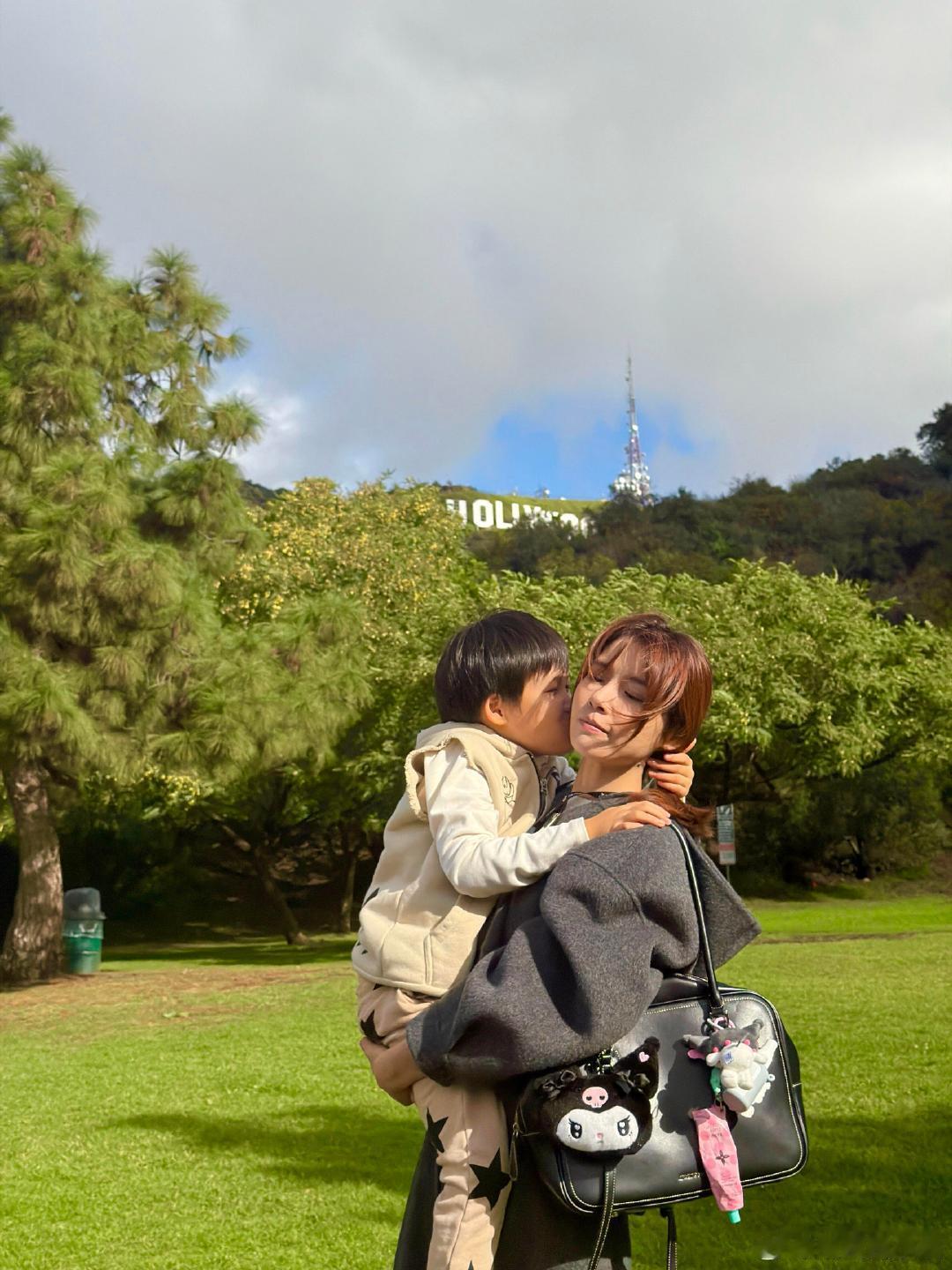 苏醒5岁大儿子身高苏醒大儿子长这么高了苏醒大儿子长这么高了，侧脸看又像妈妈又像