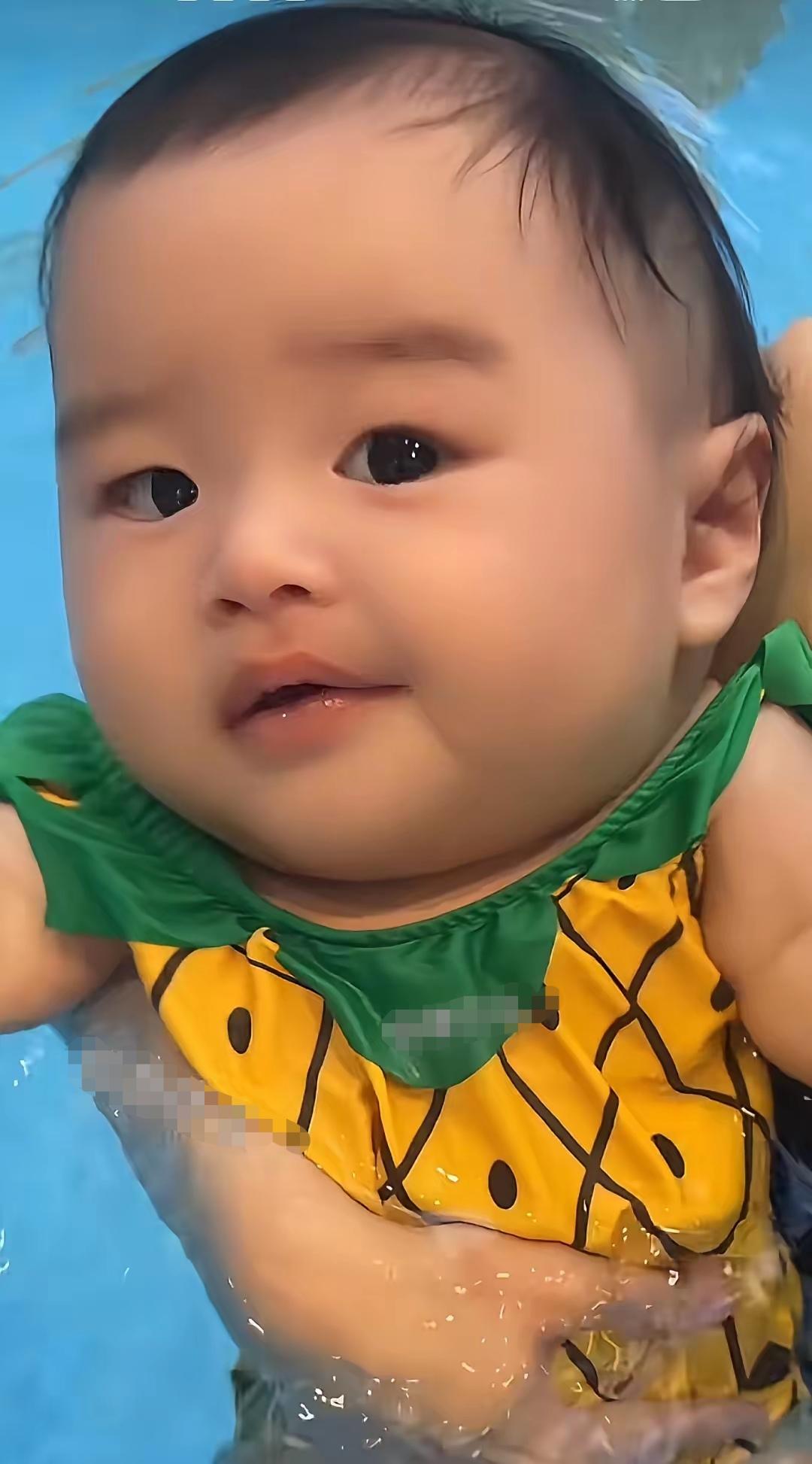 汪宝儿这个小表情就告诉你们，你们让我游泳我就游泳，没什么了不起的。这个游泳池只是