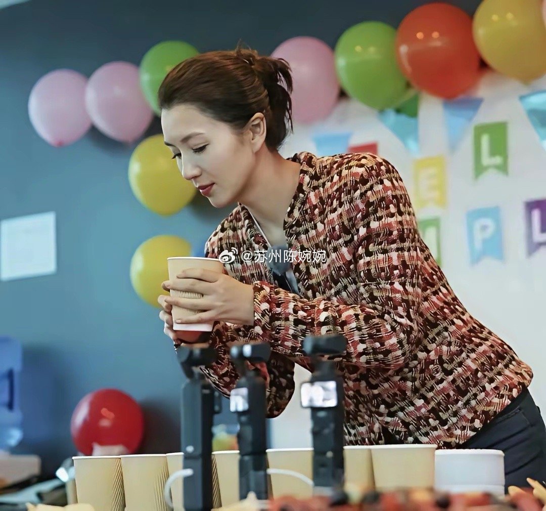 有钱人的一身衣服，感觉都赶上普通人一两年的工资了，所以别共情明星的哭穷，人家的银