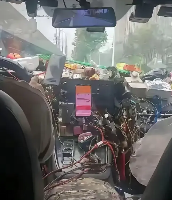 这破网约车，能约到人都是奇迹！一拉开车门我直接懵了，海量充电线跟盘丝洞似的，缠