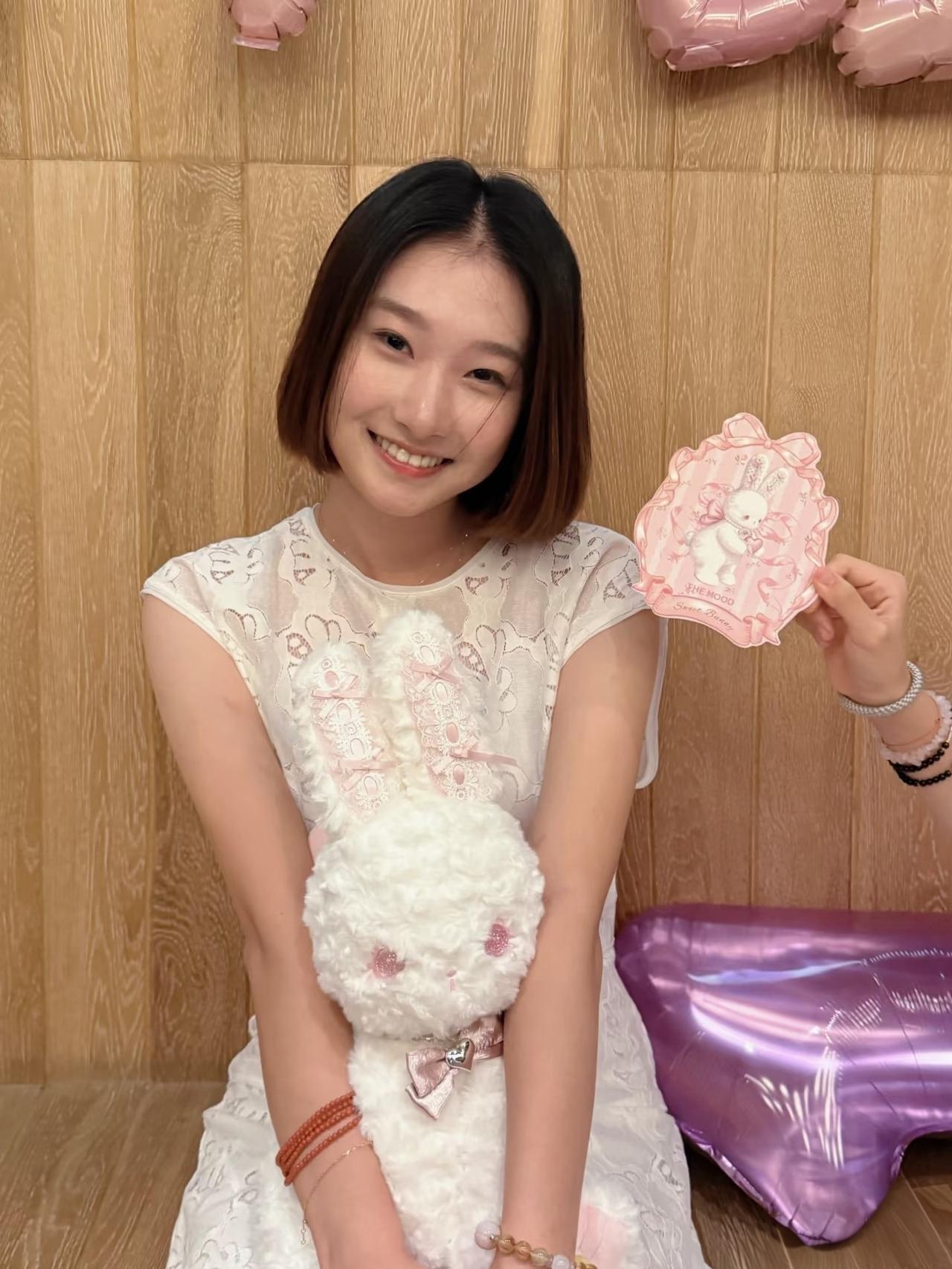 马伊琍女儿文君竹（小名文爱马）发了一组照片，还配了一张小时候肉嘟嘟的萌照，庆