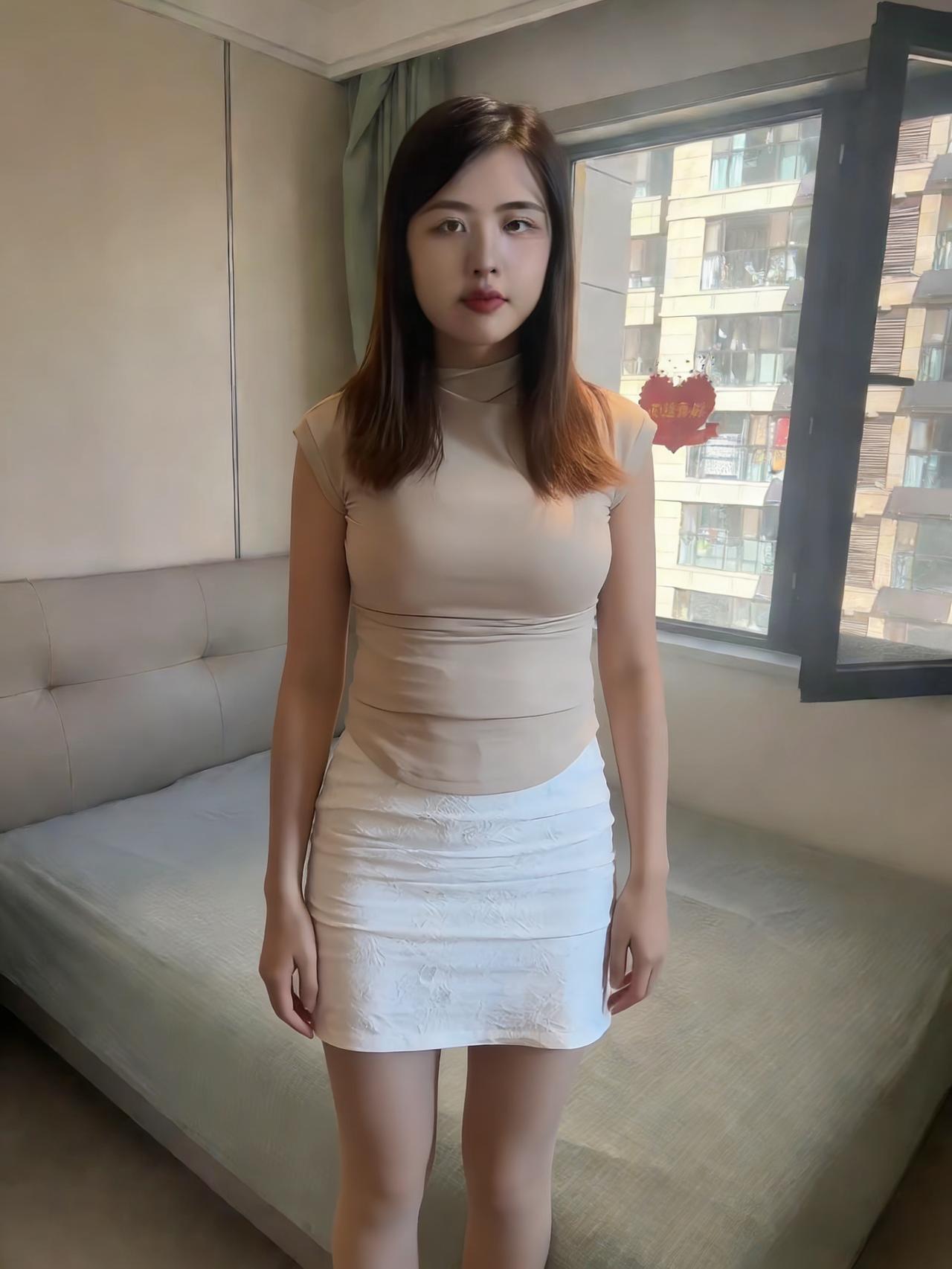 风生玉宇添新凉，佳人独立对晓霜。浅画蛾眉凝远黛，轻拢罗袖试新妆。风牵裙带秋光