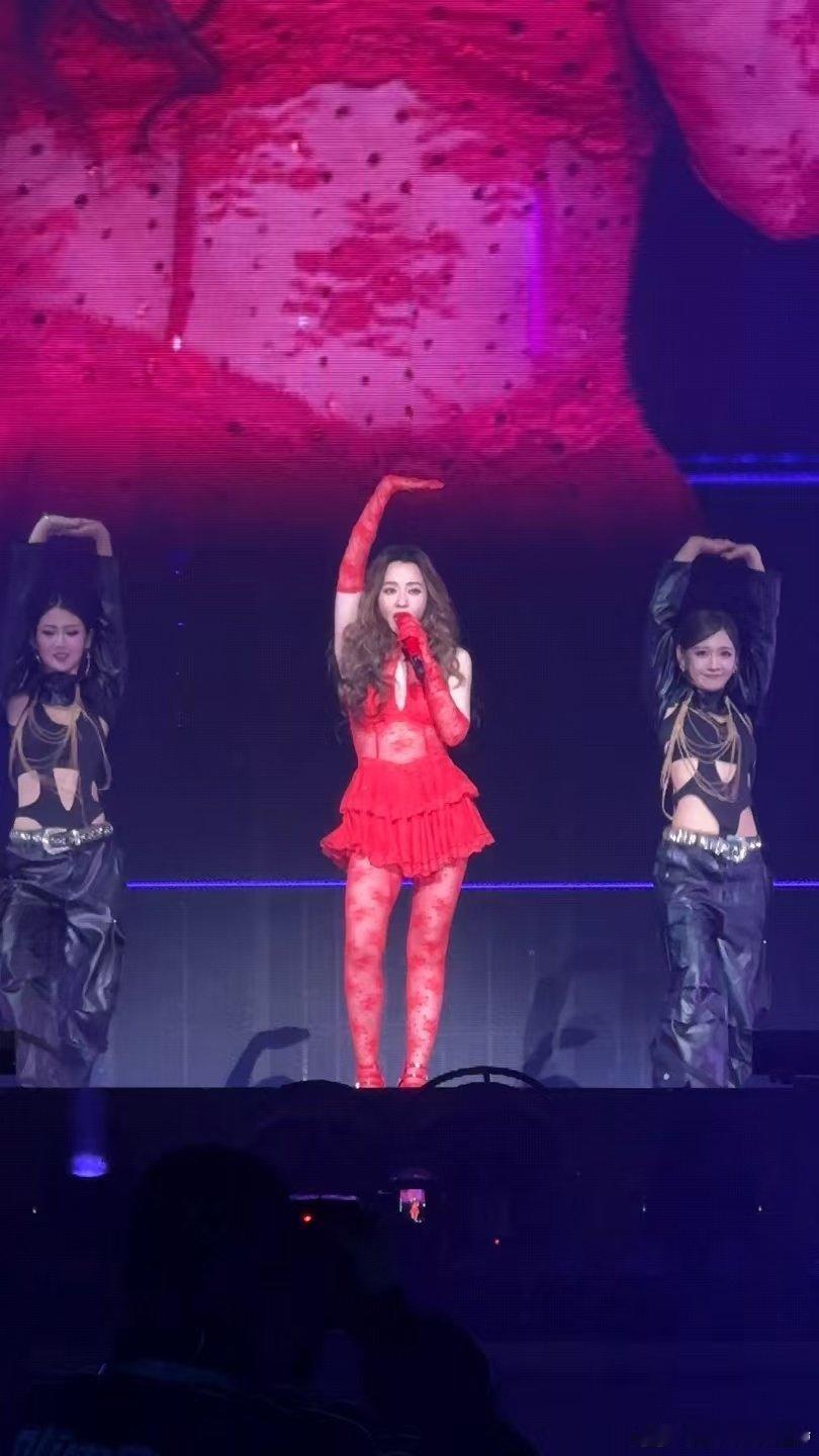 张靓颖红色蕾丝顶级魅魔追张靓颖北京演唱会开唱即封神张靓颖魅魔造型太出圈张靓