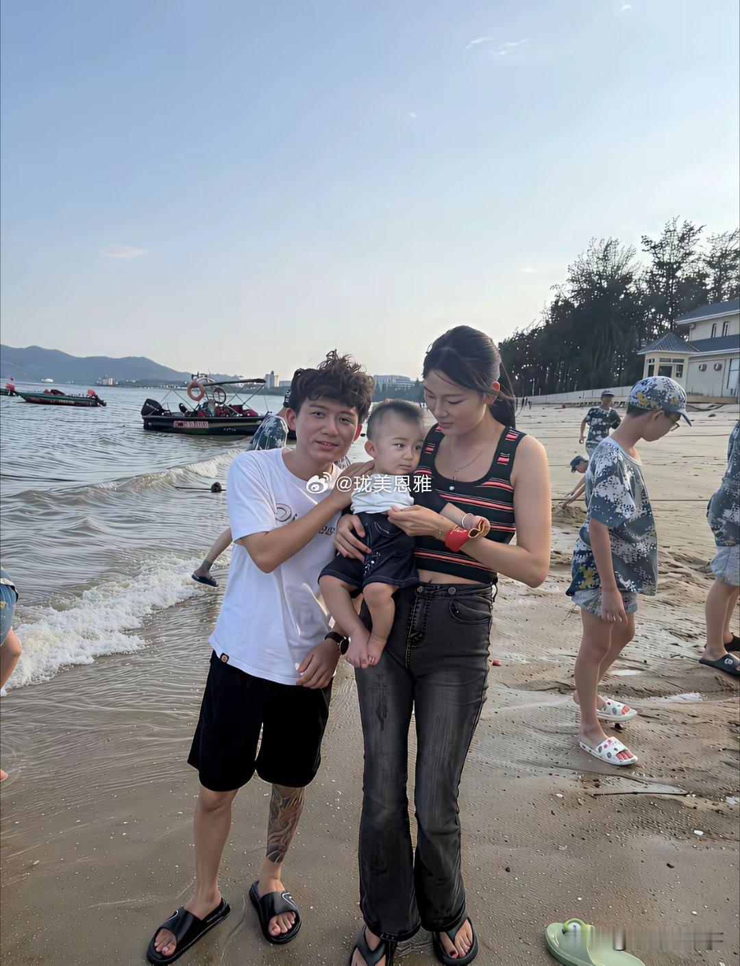 这小姐姐不管是长相，还是身材都不错为什么会选这么矮小的男人，到底图个啥啊？​​