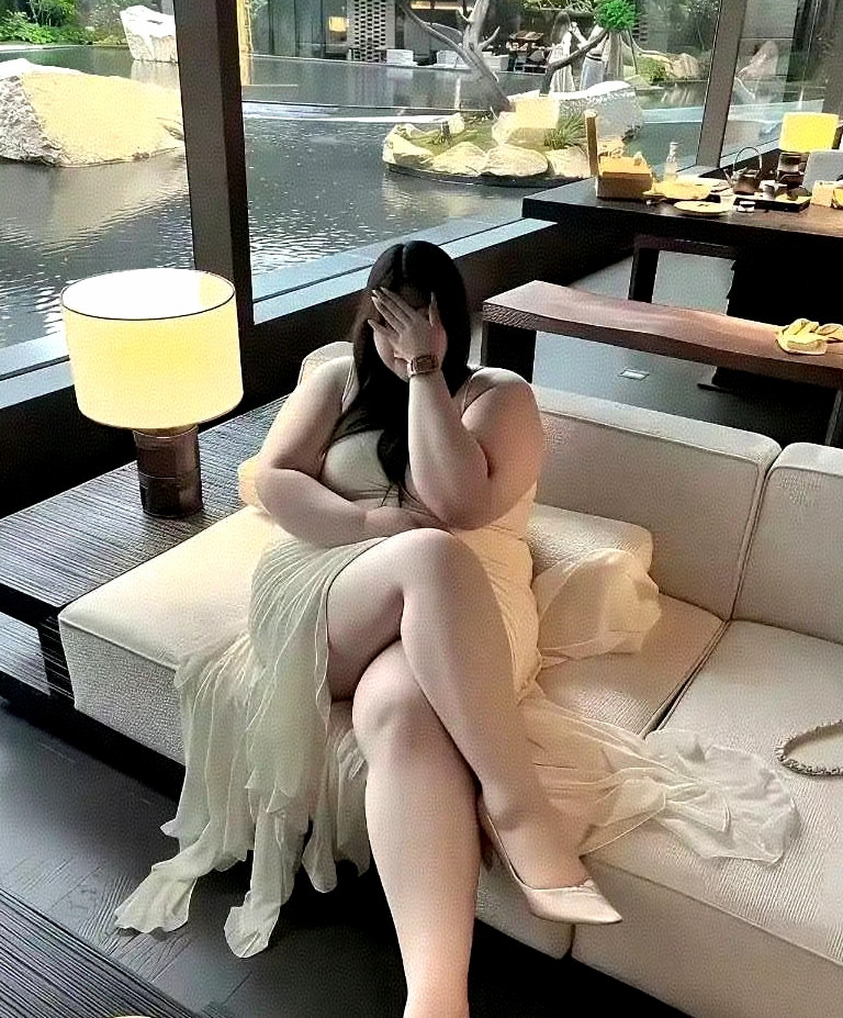 这修图师的修图水平月薪过万不过分吧？​