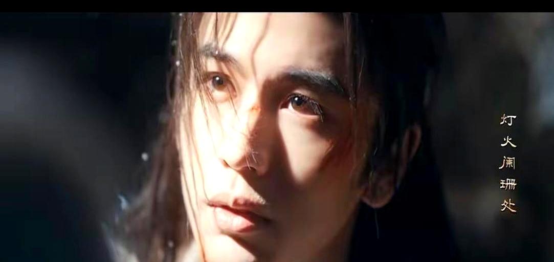 有人告诉你张凌赫已经30了？别逗了，他皮肤光滑、身材在线、气质似少年。拍《逐