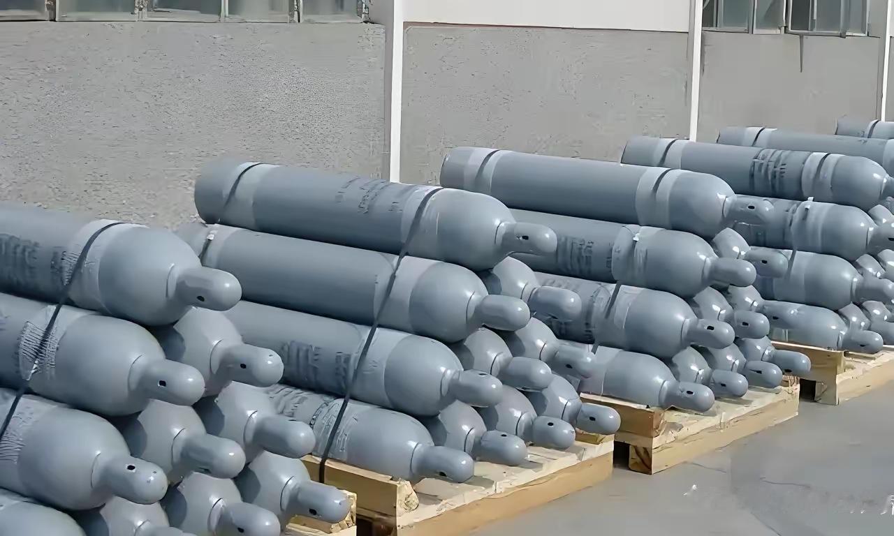 最近半导体圈有个大事：韩国的六氟化钨供应商们集体喊话，明年要给三星、SK海力士这