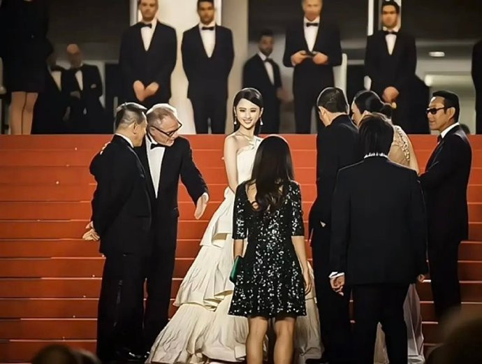 谁还记得戛纳红毯上，那个意气风发、光彩夺目的谋女郎？