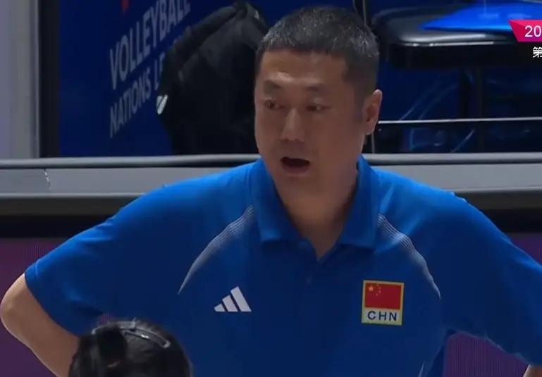 中国女排1-3输多米尼加，赛后直接炸锅！媒体和球迷十问主教练赵勇，条条扎心，这场