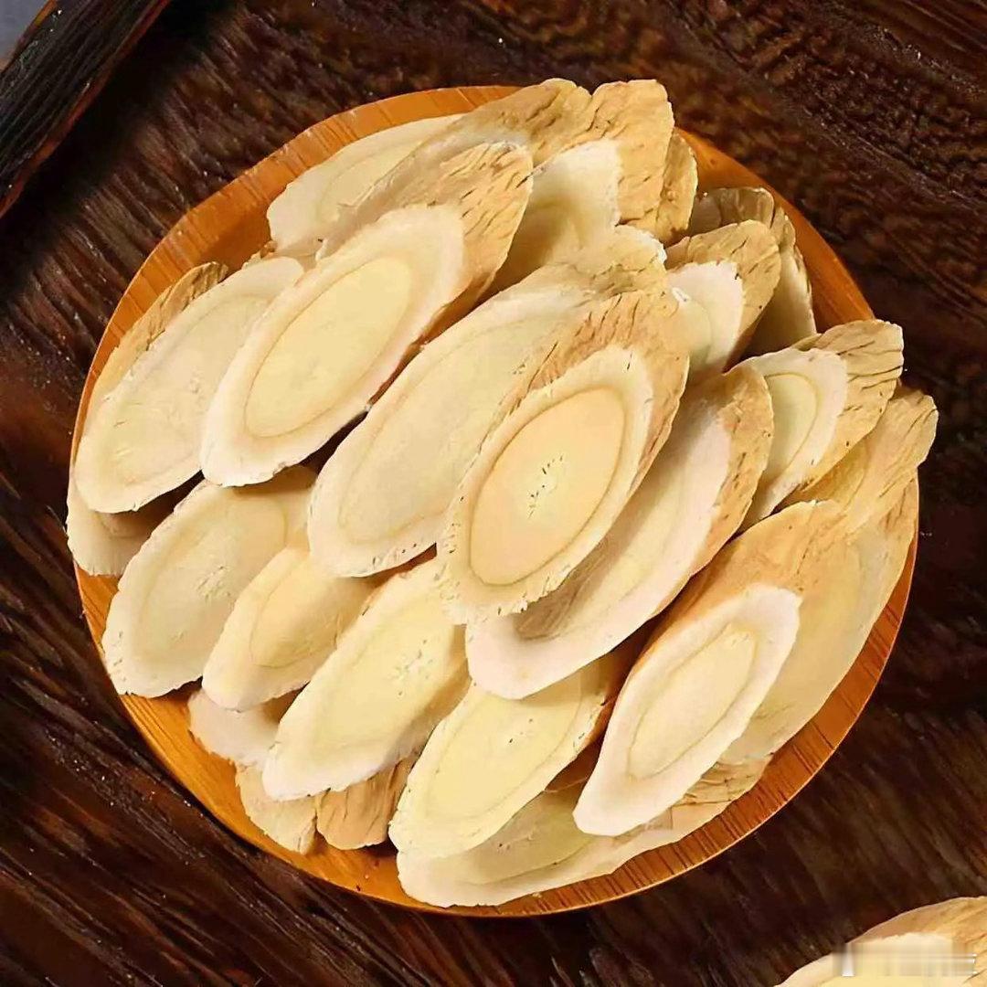 黄芪藏象黄芪作为中医经典补气药，其功效的形成，与自然生长特性、形态色彩及中医取类