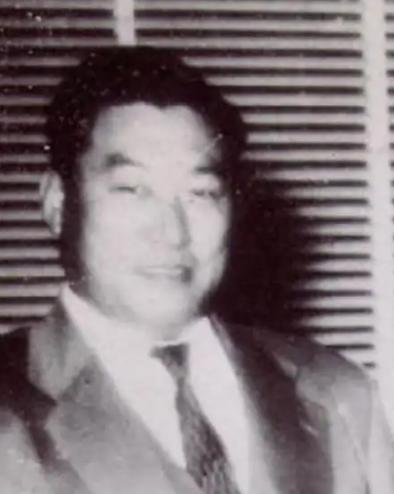 1954年，香港中国银行大厦里，连续几天出现一个怪异日本人。进门立正，高声大喊