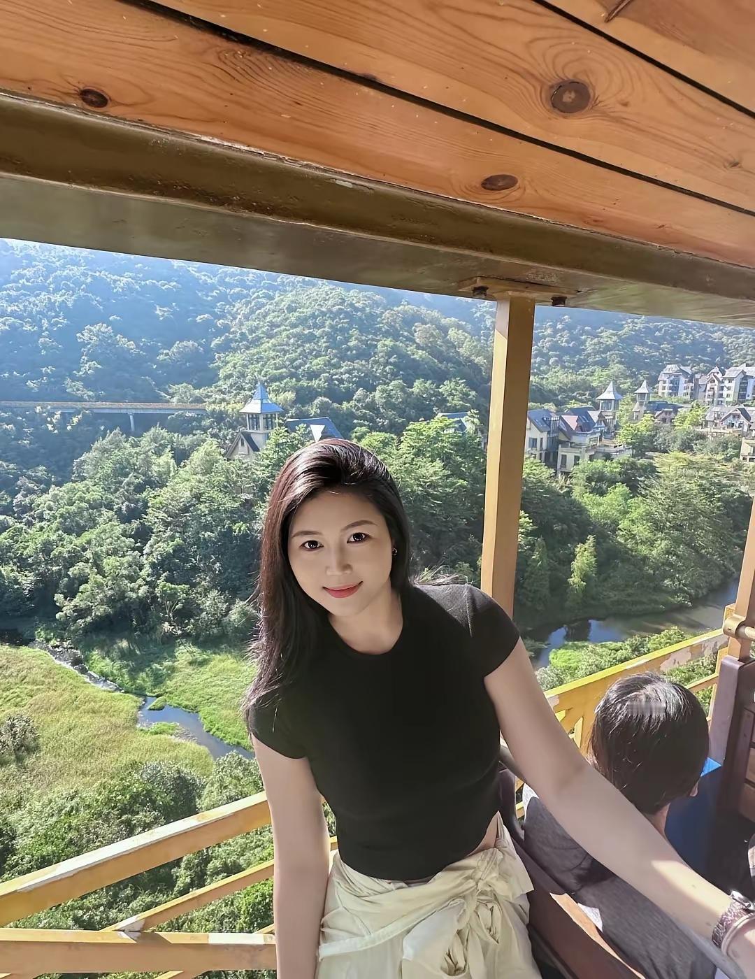 坐缆车观赏美景简直是一种极致享受。在张家界国家森林公园杨家界，乘坐索道就像踏入空