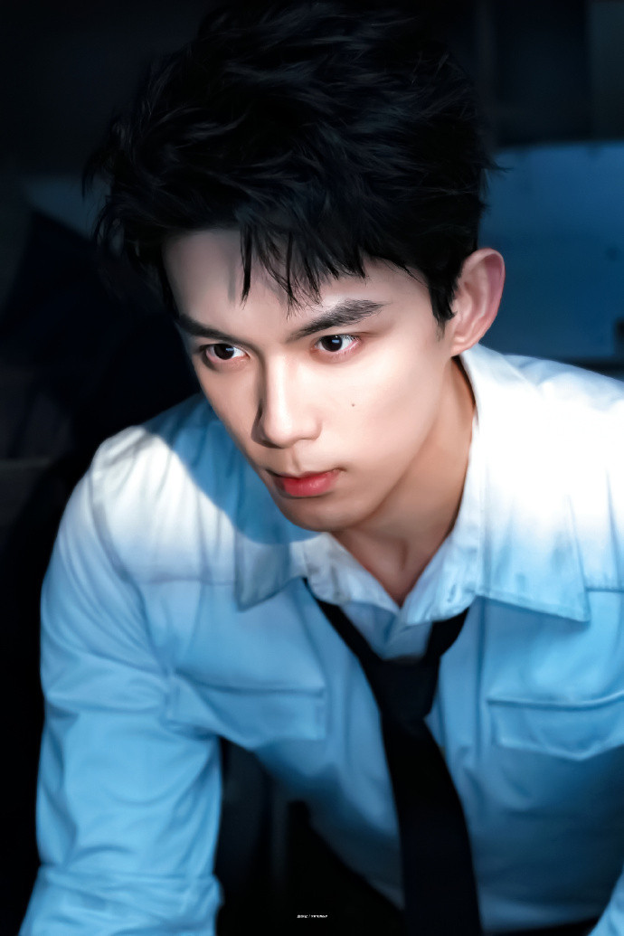 吴磊舰长往那一站就是权威身材，完美！脸蛋，完美！舰长造型，完美！！把白衬衫穿得如