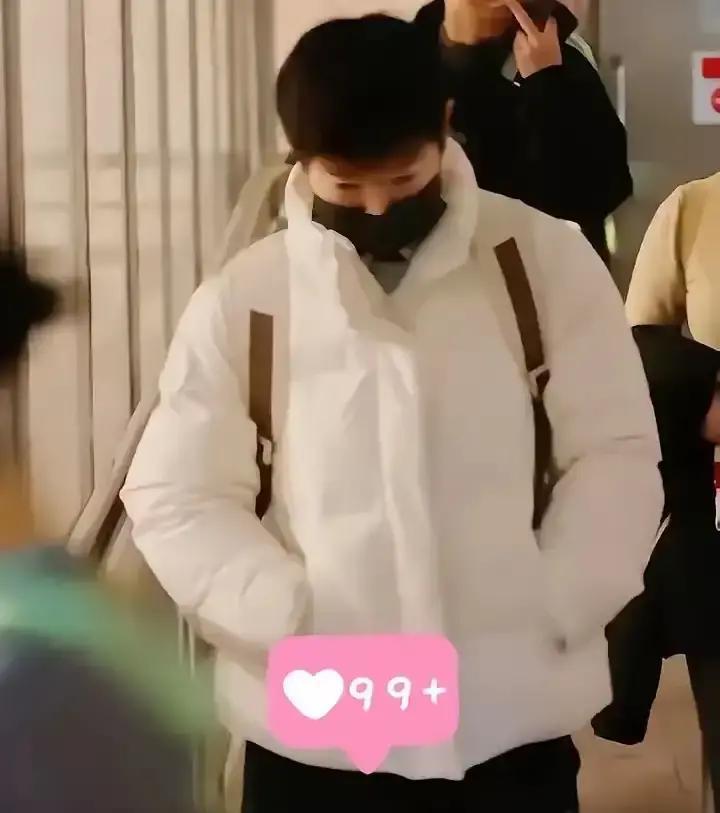 莎莎比赛时脚踝骨裂加韧带拉伤，看着都疼。但这事现在有了新说法。过去这种伤得