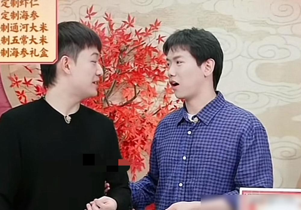 董董冲着镜头外快速比划了一个端碗扒饭的动作，眼神使劲往门外瞟，催传熙赶紧去抢聚餐