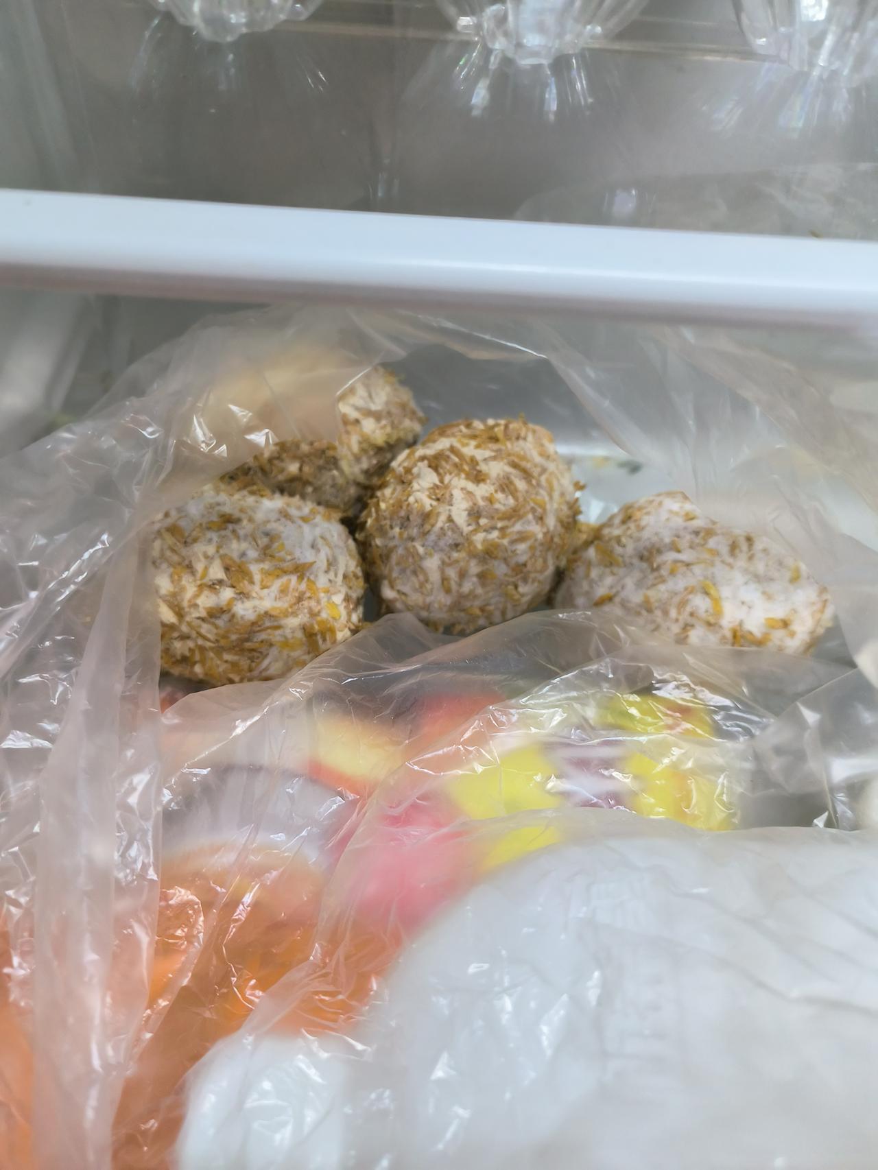 友友们，我求助来了我妈去年买了几个皮蛋，忘记吃了放在冰箱里得有差不多一年了