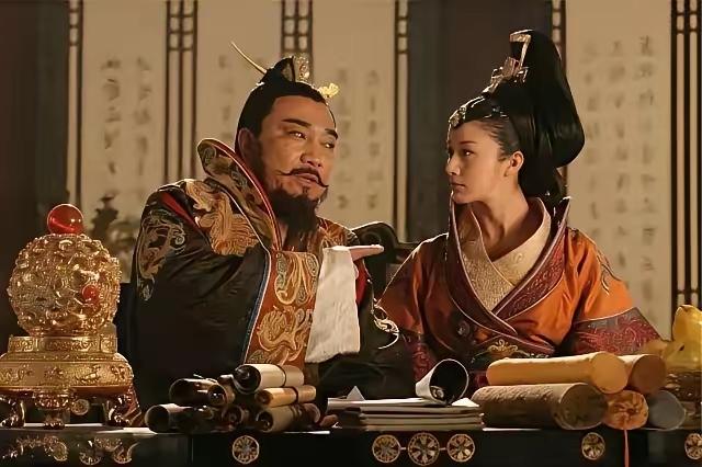 912年六月，洛阳行宫热得像蒸笼。朱温半夜睡不着，传儿媳王氏进来打扇。可谁