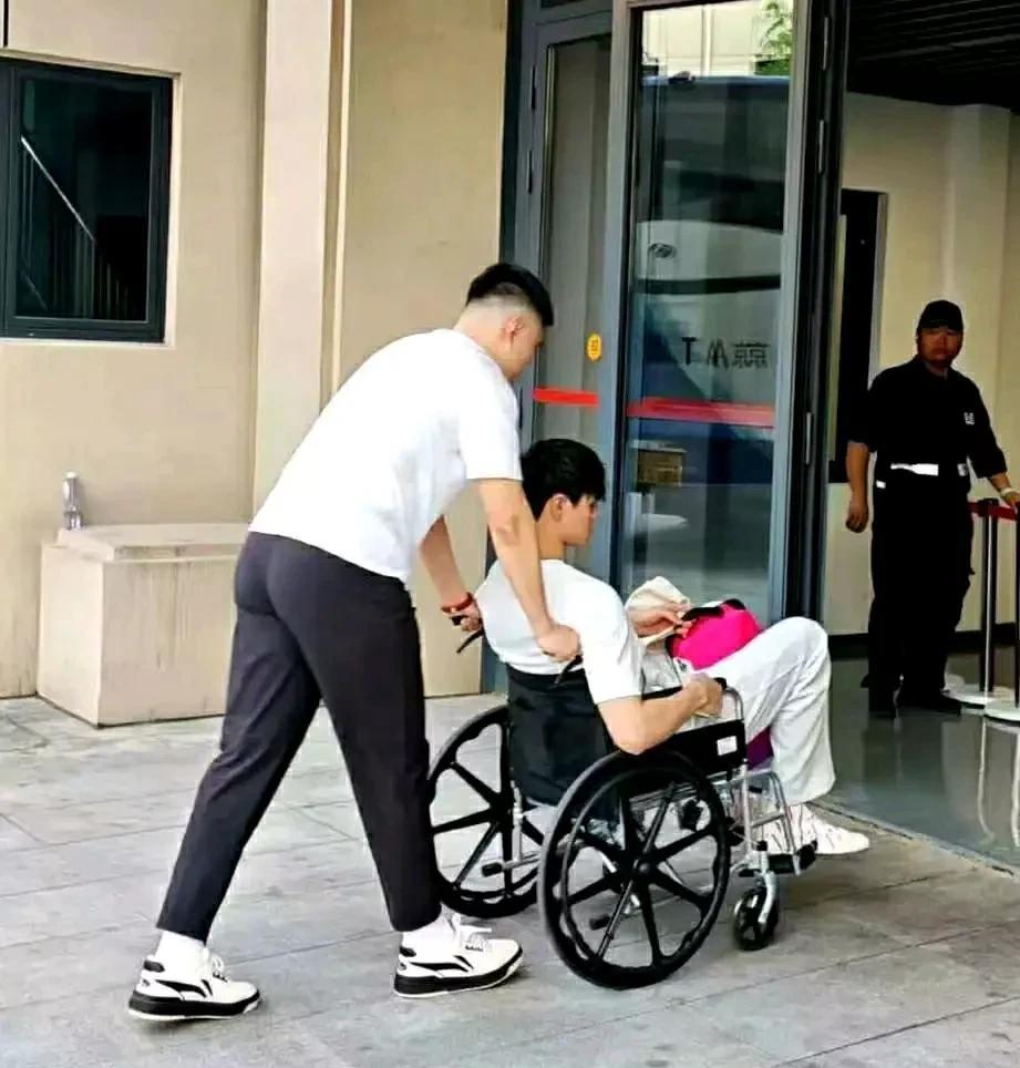 没有对比就没有伤害！山西男篮看看人家浙江广厦的格局，学学人家吧！北京与广厦的比