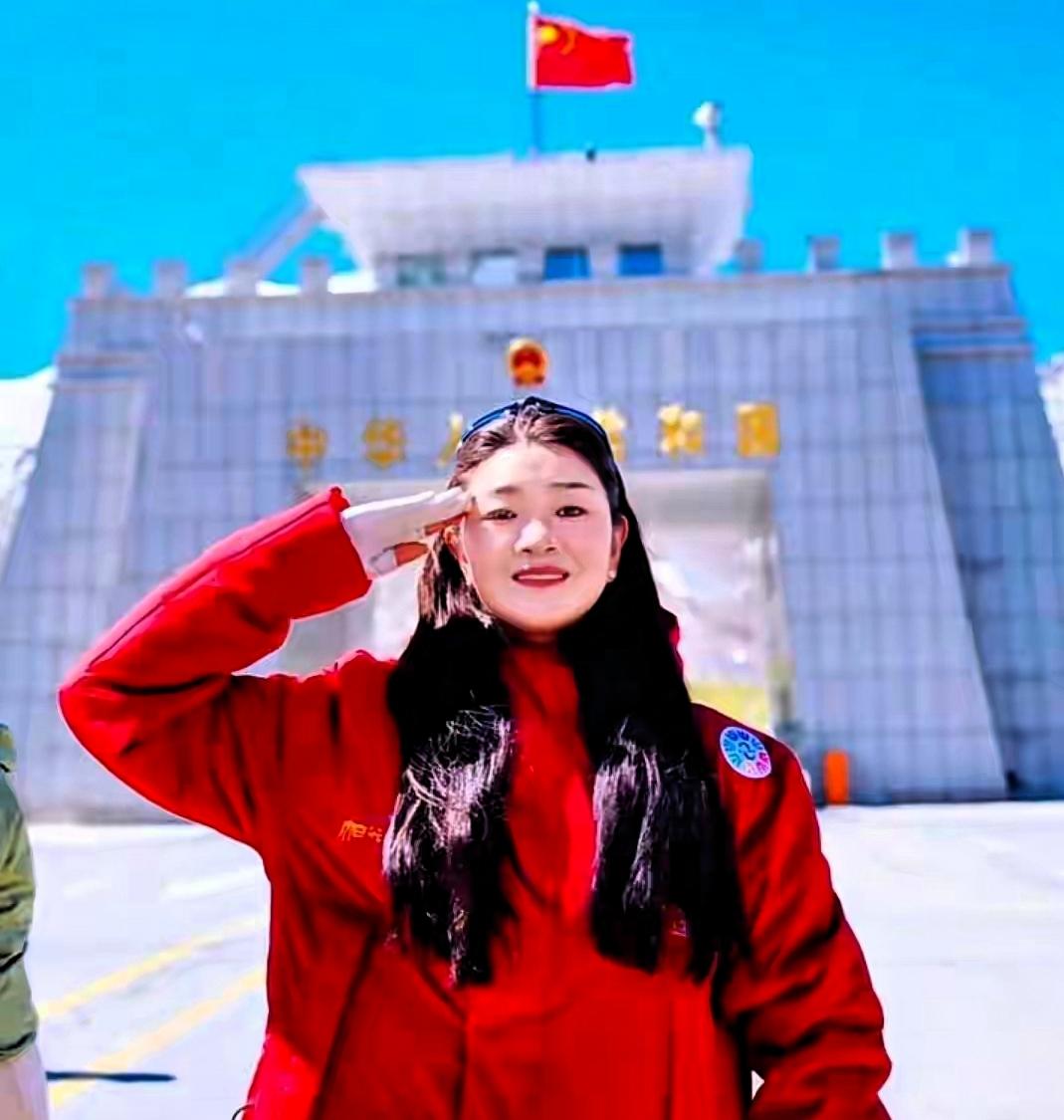 降央卓玛不能唱刀郎的歌了。从春晚常客到彻底消失，只隔着一张判决书。她曾是“天